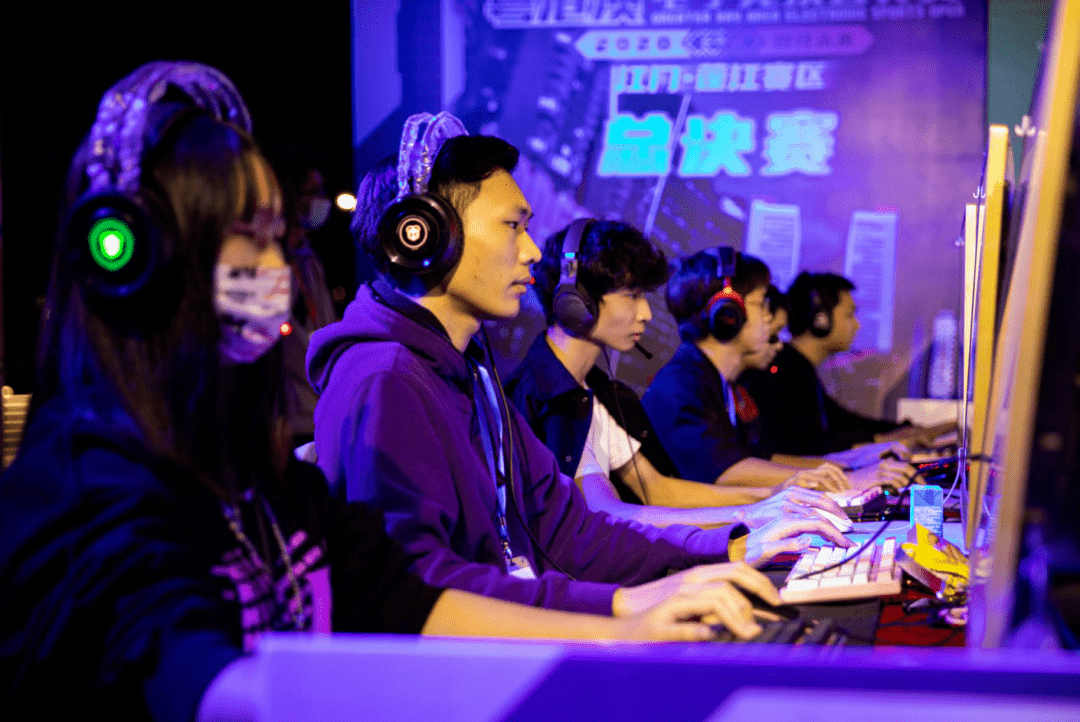 还凸显了持 还凸显了持